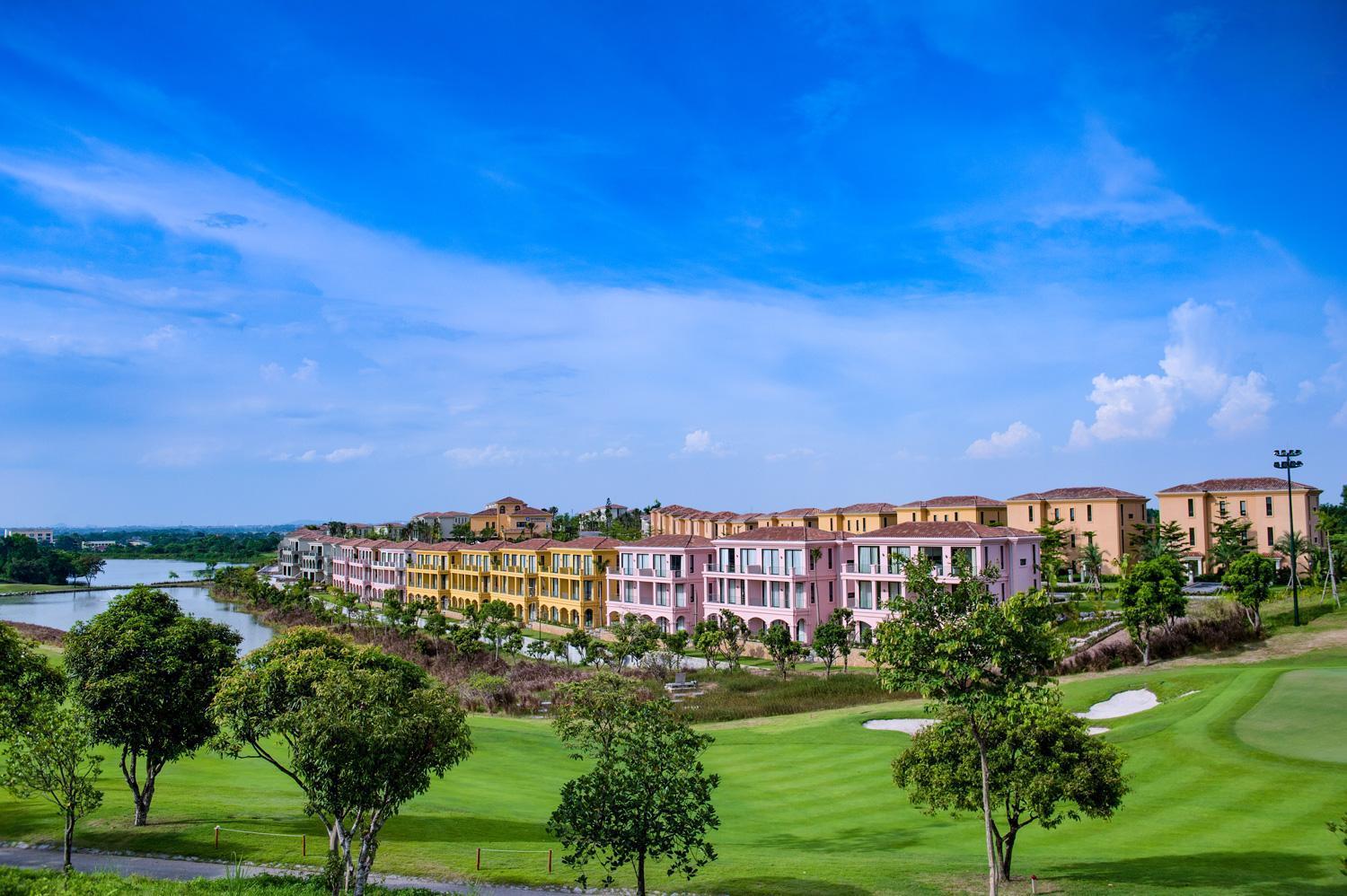 Wyndham Sky Lake Resort And Villas Hanoi Exterior photo