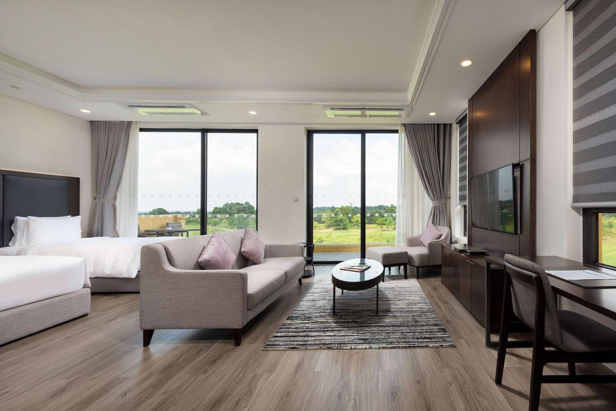Wyndham Sky Lake Resort And Villas Hanoi Exterior photo